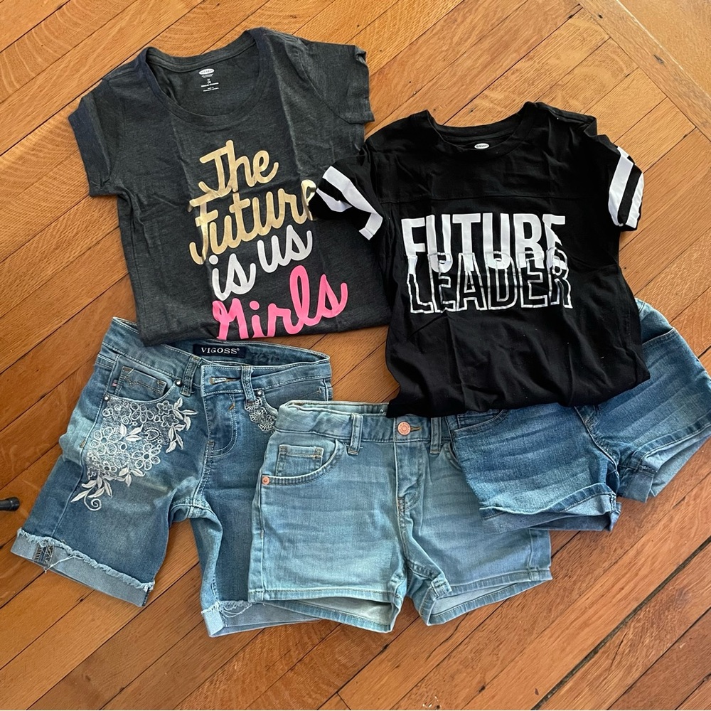 Girls lot of shorts and t-shirts.